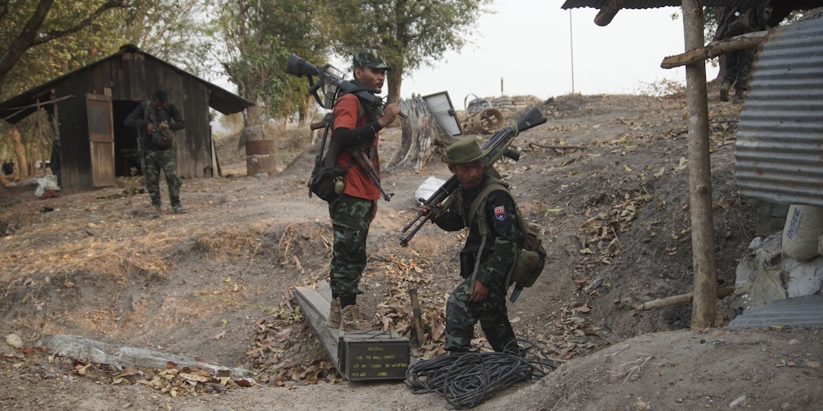 Membri dell'Esercito di liberazione nazionale karen e delle Forze di difesa del popolo, due gruppi ribelli birmani, in un avamposto militare appena conquistato vicino a Myawaddy, al confine con la Thailandia (AP Photo/METRO)