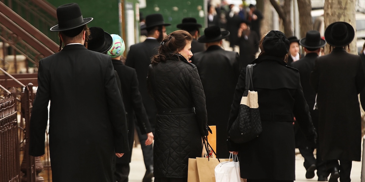 Donne e uomini in un quartiere ebraico a New York (Spencer Platt/Getty Images)