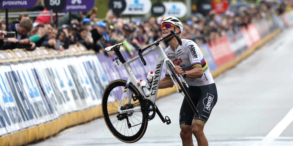 Mathieu van der Poel dopo aver vinto il Giro delle Fiandre (AP Photo/Geert Vanden Wijngaert)