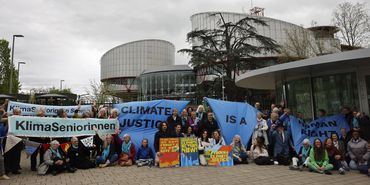 Una manifestazione davanti alla Corte europea dei diritti dell'uomo, martedì (AP Photo/Jean-Francois Badias)