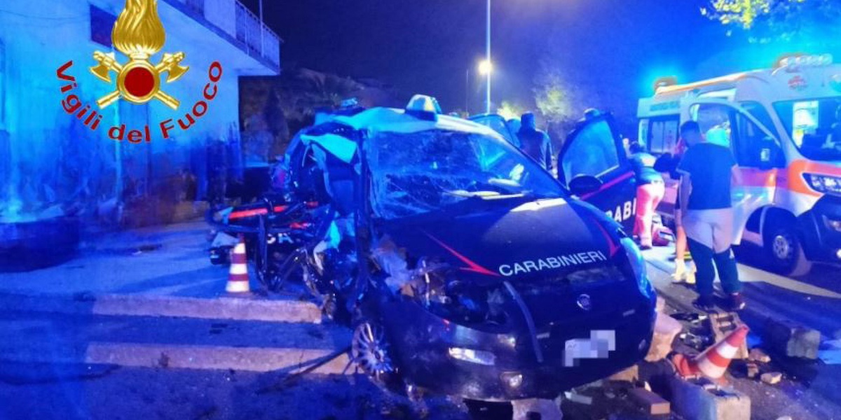L'auto dei carabinieri coinvolta nell'incidente tra il 6 il 7 aprile (ANSA/US VIGILI DEL FUOCO)