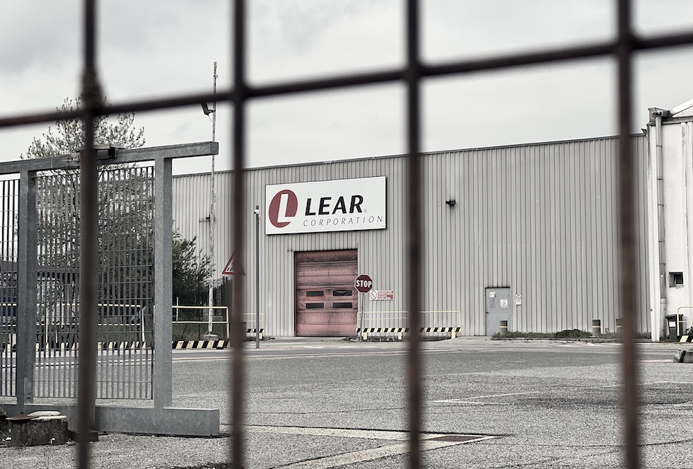 Uno degli accessi allo stabilimento della Lear di Grugliasco che produce sedili per le auto Stellantis: i suoi 410 lavoratori sono in cassa integrazione 