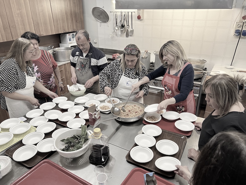 Lavoratrici e lavoratori della Lear mentre preparano la cena durante una raccolta fondi