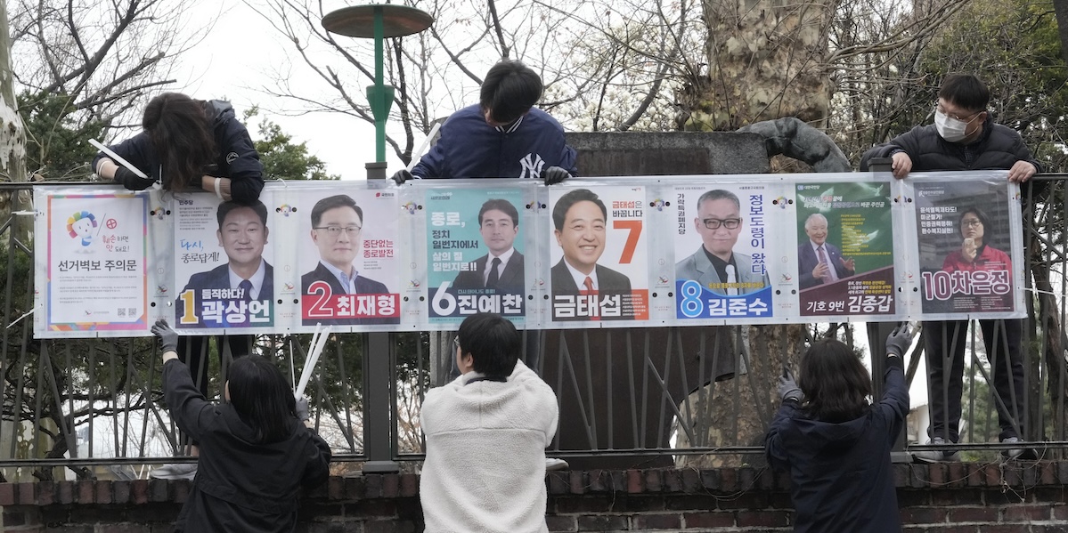 Manifesti elettorali per le elezioni sudcoreane (AP Photo/Ahn Young-joon)