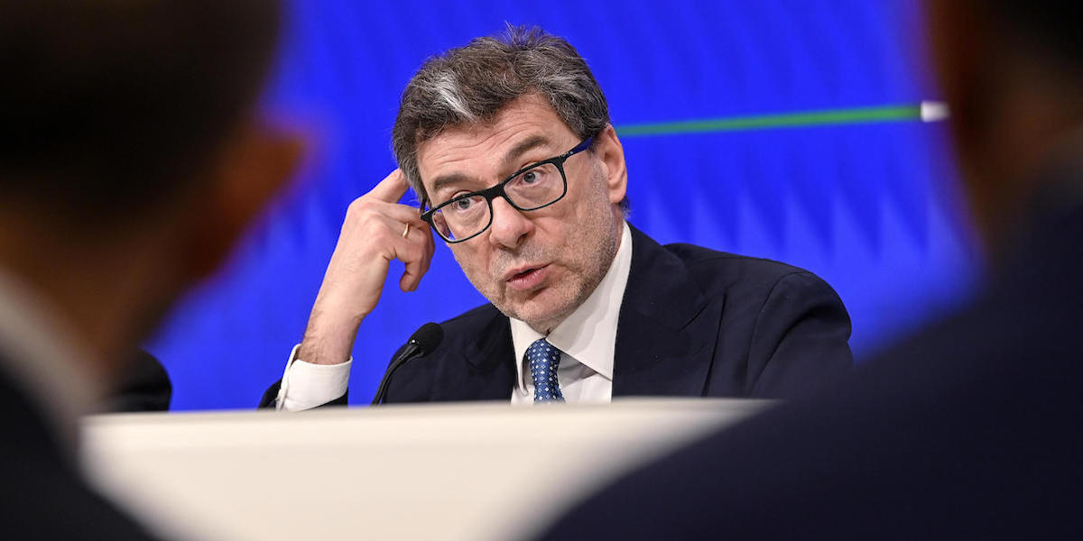 Foto di Giorgetti in conferenza stampa