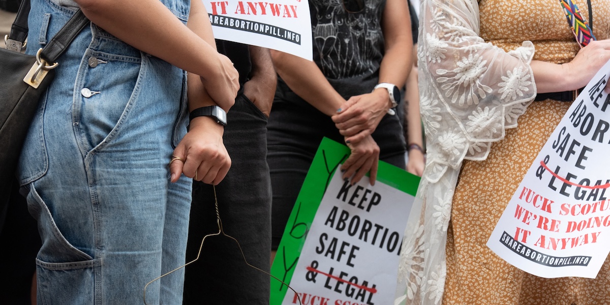 Attiviste in favore del diritto all'aborto davanti a un tribunale di Tucson, in Arizona, il 3 maggio del 2022