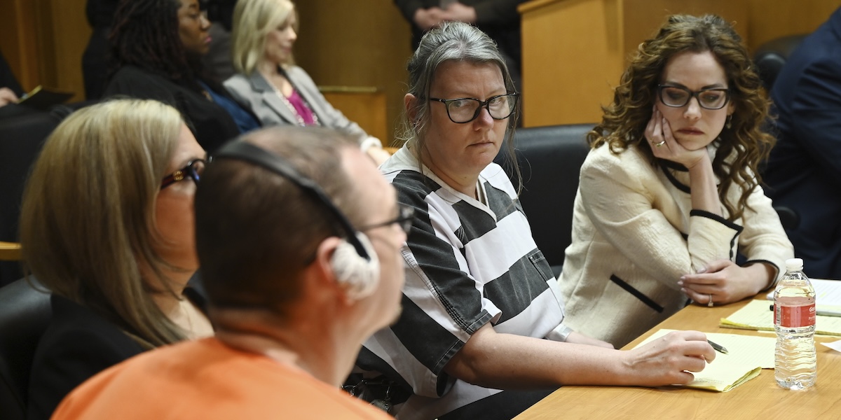 Jennifer Crumbley guarda il marito James Crumbley durante la lettura della sentenza in tribunale a Pontiac, Michigan, 9 aprile 2024