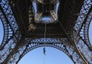 La francese Anouk Garnier, che è stata due volte campionessa del mondo di corse a ostacoli, mentre si arrampica con la corda sulla Tour Eiffel. Coprendo una distanza di 110 metri da terra al secondo piano della torre in 18 minuti, Garnier ha battuto il record di arrampicata su corda sia femminile che maschile.