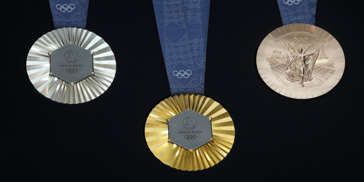Le tre medaglie per le Olimpiadi di Parigi 2024 (AP Photo/Thibault Camus)