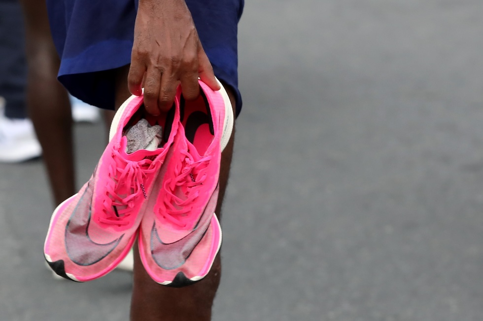 Un atleta tiene in mano le sue Nike Vaporfly dopo la fine della maratona di Dubai, negli Emirati Arabi Uniti, il 24 gennaio del 2020 