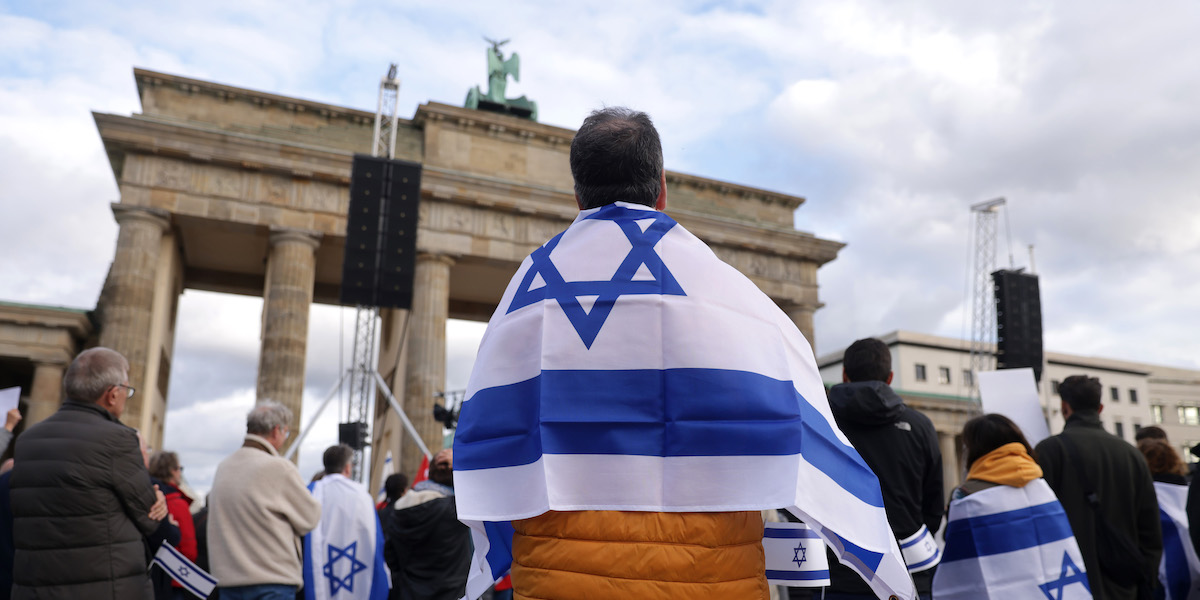Una manifestazione a sostegno di Israele a Berlino nell'ottobre del 2023