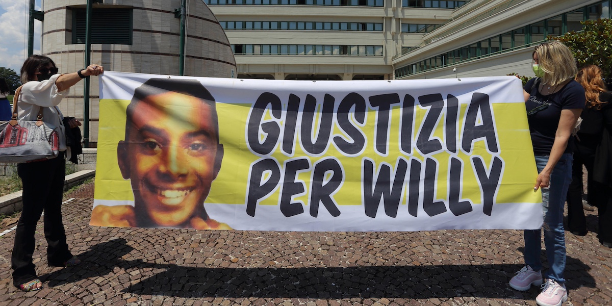 uno striscione con su scritto "giustizia per willy"