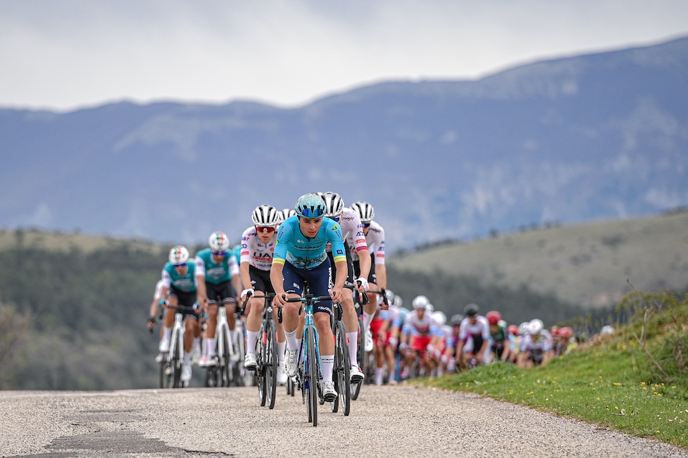 Ciclisti durante la tappa del Giro d'Abruzzo da Alanno a Magliano de' Marsi