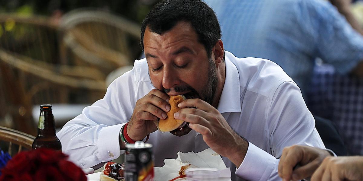 Matteo Salvini mangia un hamburger durante il ricevimento a Villa Taverna a Roma per il Giorno dell'Indipendenza degli Stati Uniti d'America, il 5 luglio 2018 (RICCARDO ANTIMIANI/ANSA)