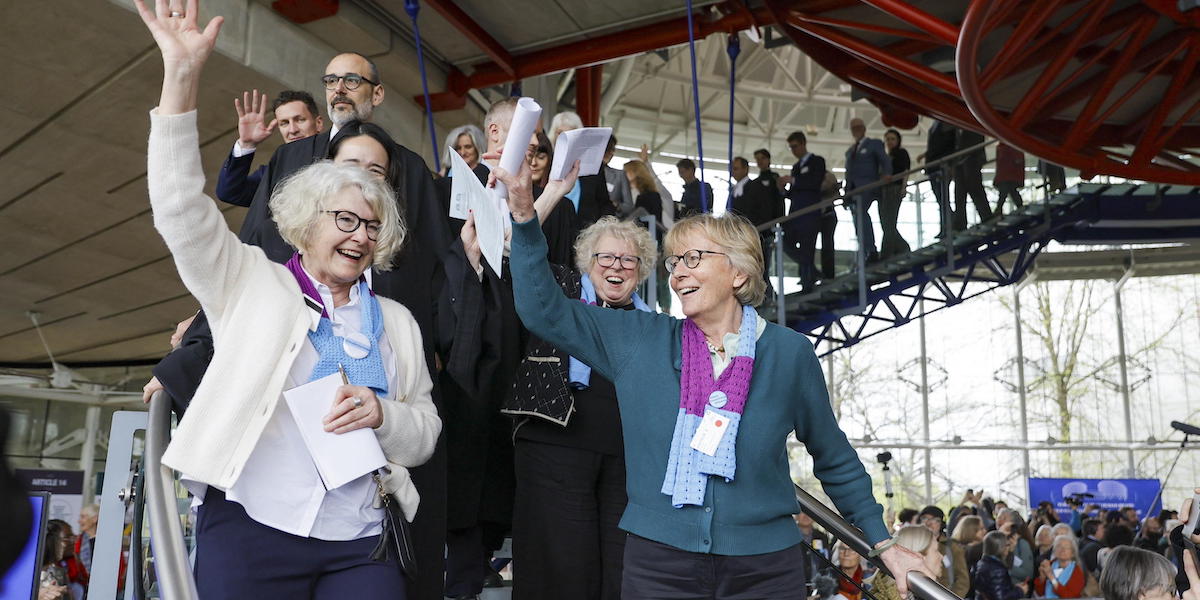 Attiviste dell'associazione “Anziane per il clima Svizzera” festeggiano uscendo dall'aula della Corte europea dei diritti dell’uomo