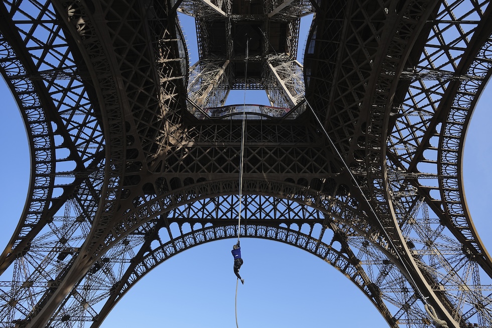 La francese Anouk Garnier, che è stata due volte campionessa del mondo di corse a ostacoli, mentre si arrampica con la corda sulla Tour Eiffel. Coprendo una distanza di 110 metri da terra al secondo piano della torre in 18 minuti, Garnier ha battuto il record di arrampicata su corda sia femminile che maschile.