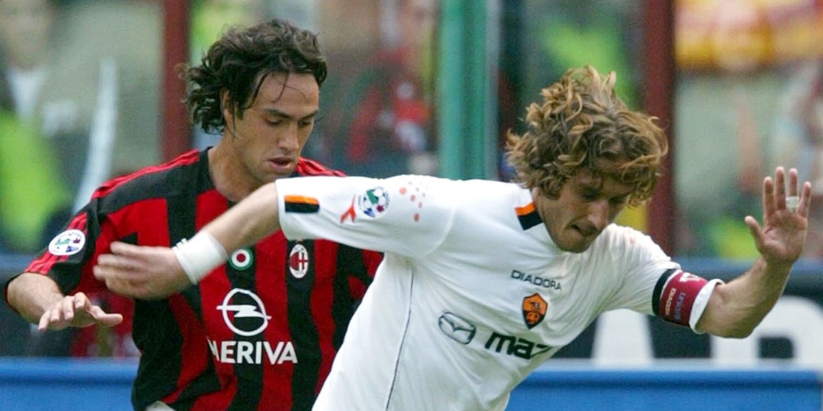 Un contrasto tra il difensore del Milan Alessandro Nesta e l'attaccante della Roma Francesco Totti (ANSA/MATTEO BAZZI)