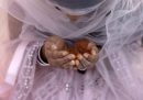 Una donna in preghiera per l'Eid al-Fitr, la festa per la fine del Ramadan, durante la quale le persone musulmane di tutto il mondo si riuniscono per preghiere e celebrazioni varie