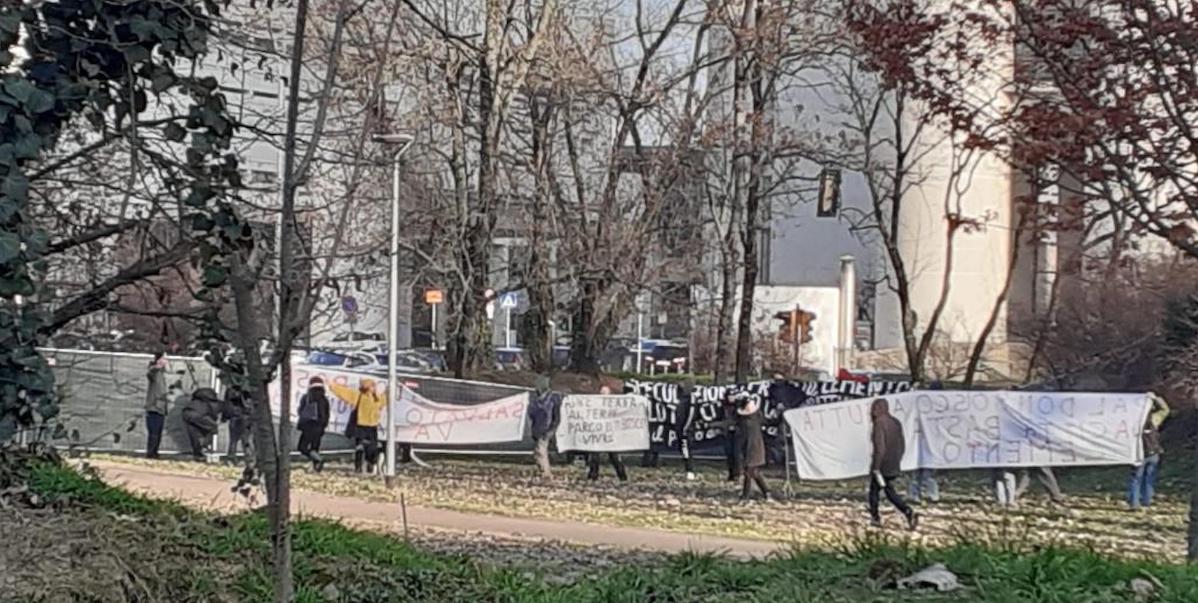 Proteste del comitato contro l'abbattimento degli alberi nel parco don Bosco per la ricostruzione delle scuole Besta, Bologna, 29 gennaio 2024 (ANSA/US COMUNE DI BOLOGNA)