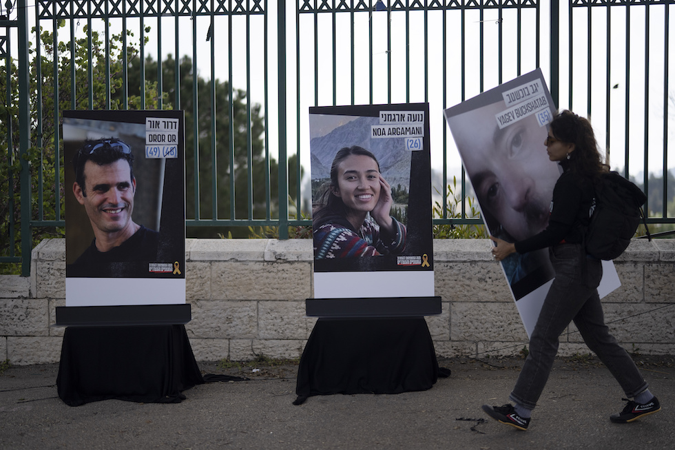 Cartelloni con le foto degli ostaggi a Gerusalemme