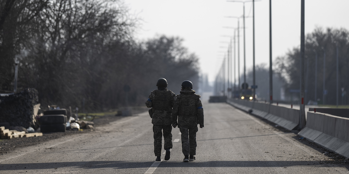 Due soldati ucraini, a marzo del 2022 (AP Photo/Petros Giannakouris)