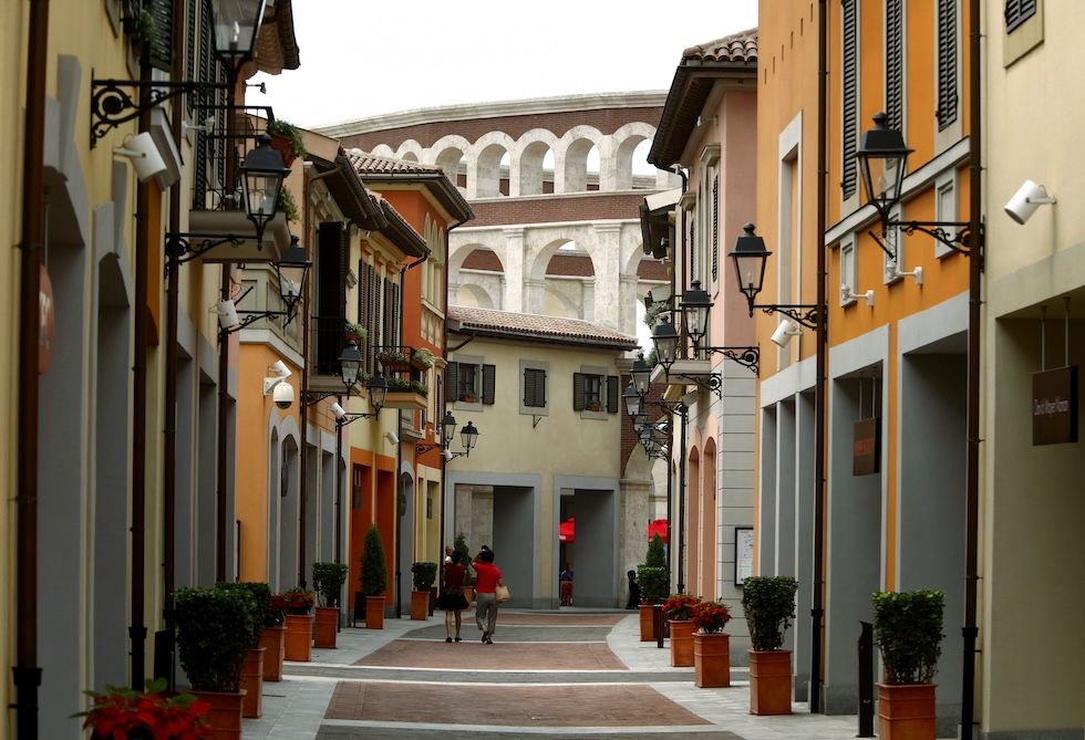 Una strada del Florentia Village poco fuori Tianjin fotografata nel 2012