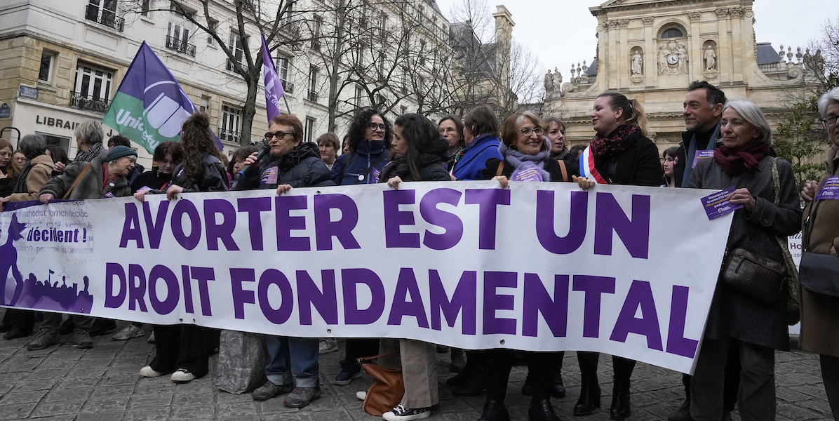 Manifestazione a favore dell'aborto libero, sicuro e gratuito, Parigi, 28 febbraio 2024 (AP Photo/Michel Euler)