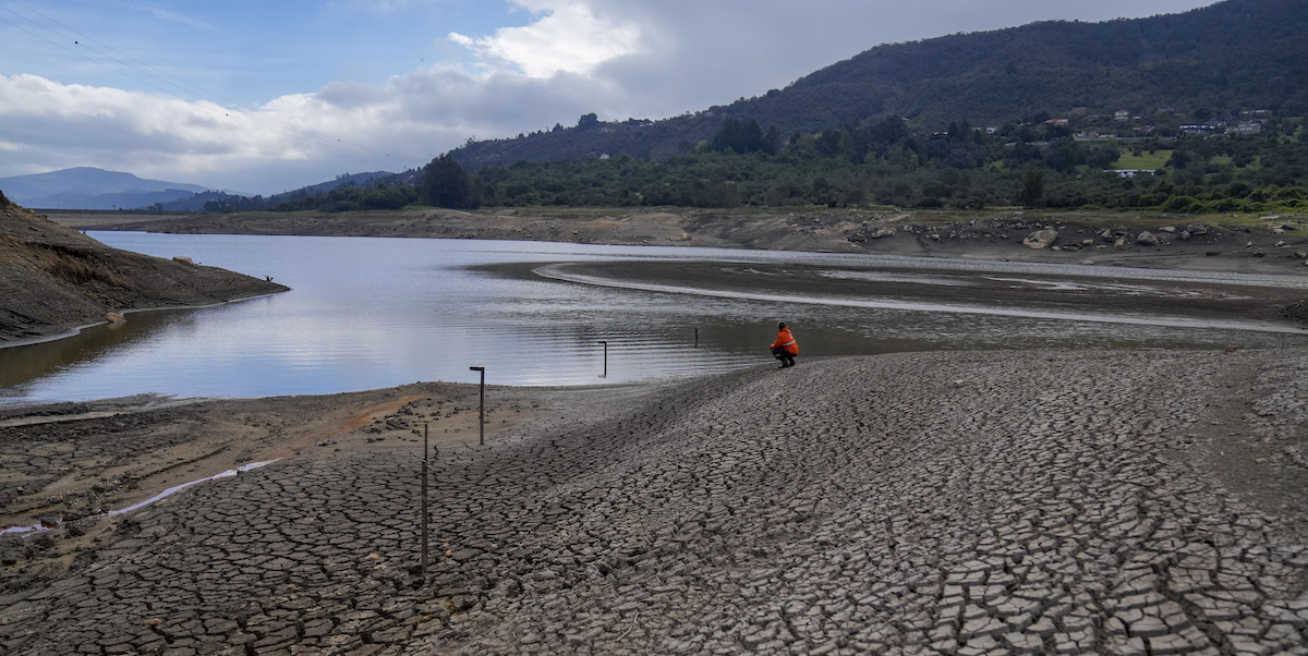 Un tecnico del comune di Bogotà controlla il livello dell'acqua nella riserva di San Rafael, l'8 aprile 2024