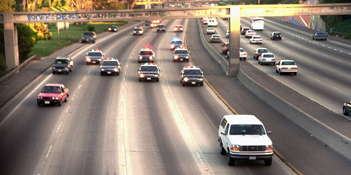 La Ford Bronco con a bordo O.J. Simpson inseguita dalle auto della polizia a Los Angeles