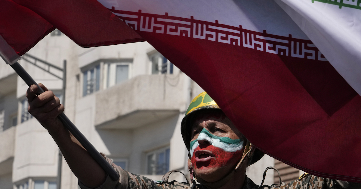 Un uomo iraniano durante una manifestazione in sostegno alla causa palestinese