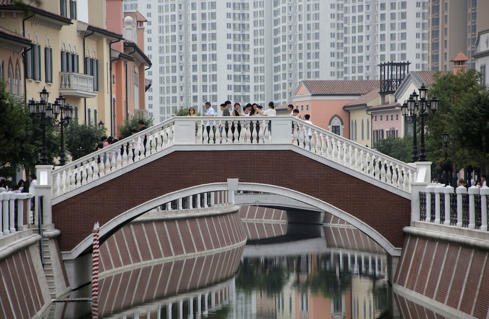 Persone su un ponte di Florentia Village nel giugno del 2018 