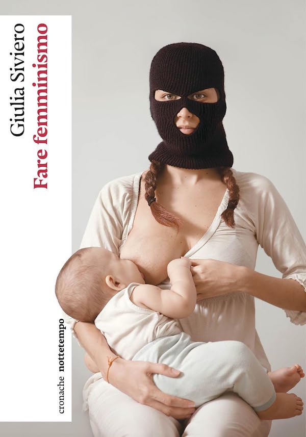 La copertina del libro "Fare femminismo" di Giulia Siviero, su cui compare la fotografia di una donna che indossa un passamontagna e allatta un bambino