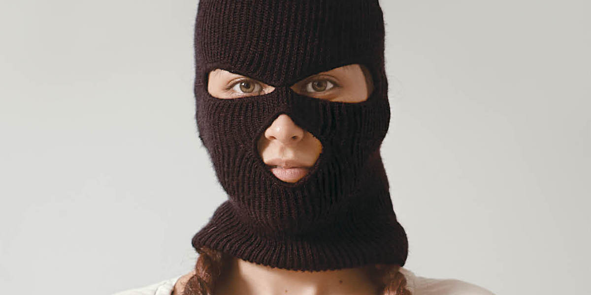 Dettaglio di una fotografia di Argelia Bravo in cui si vede il viso della fotografa coperto da un passamontagna
