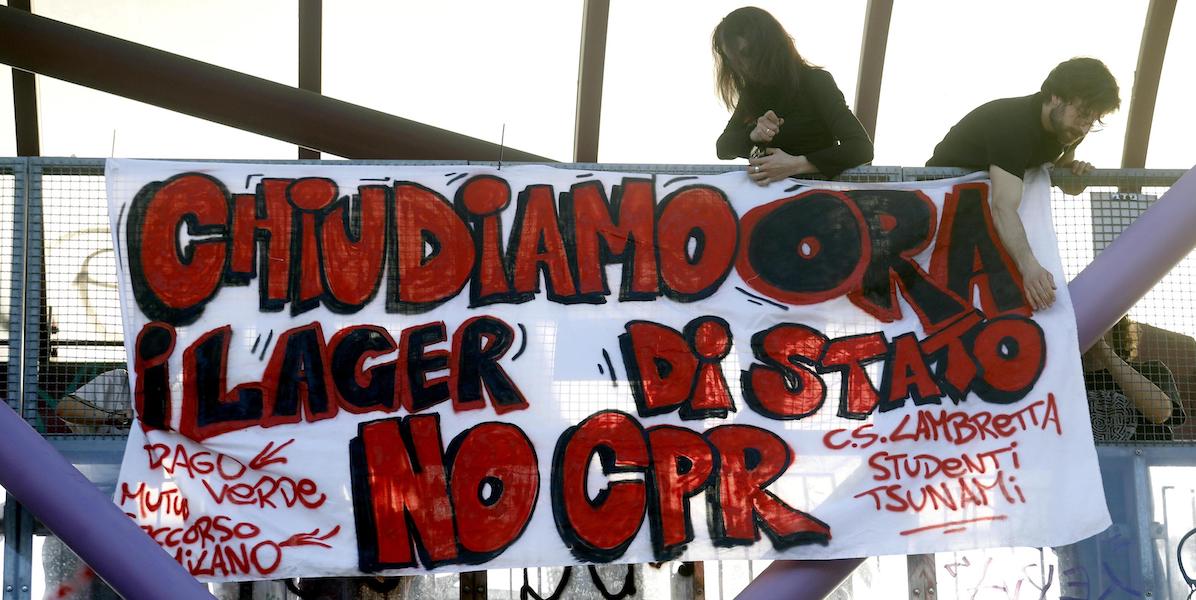 Manifestazione contro i CPR a Milano, 6 aprile 2024 (ANSA/MOURAD BALTI TOUATI)