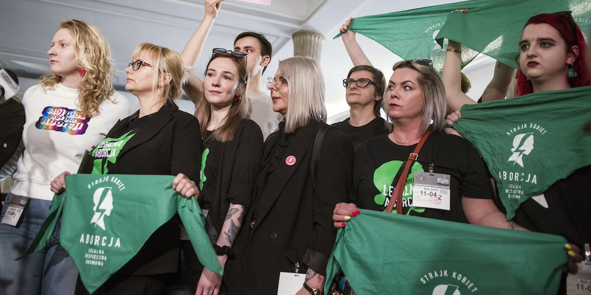 Manifestanti favorevoli all'aborto al parlamento polacco (Attila Husejnow/SOPA Images via ZUMA Press Wire)