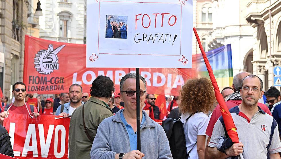 La manifestazione degli operai a Torino per chiedere il rilancio dello stabilimento di Mirafiori