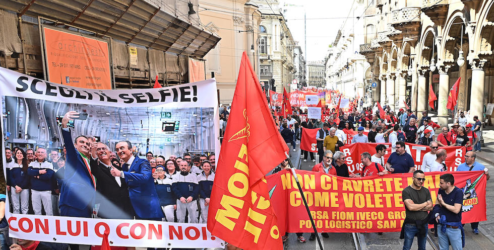 La manifestazione degli operai a Torino per chiedere il rilancio dello stabilimento di Mirafiori