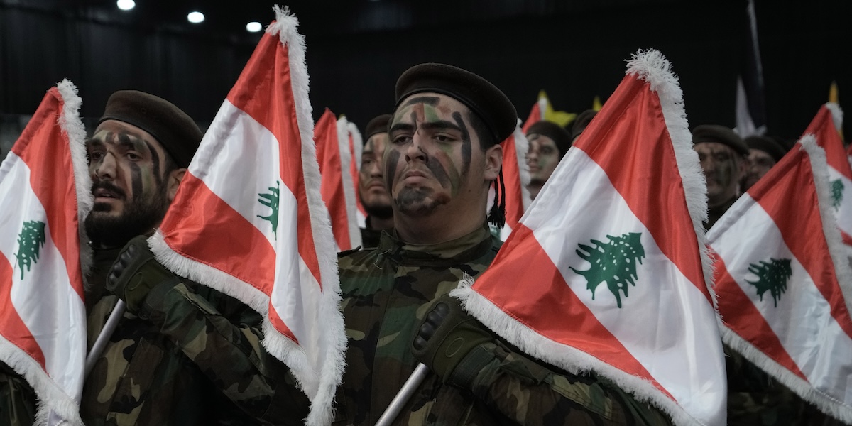 Militanti di Hezbollah con alcune bandiere del Libano
