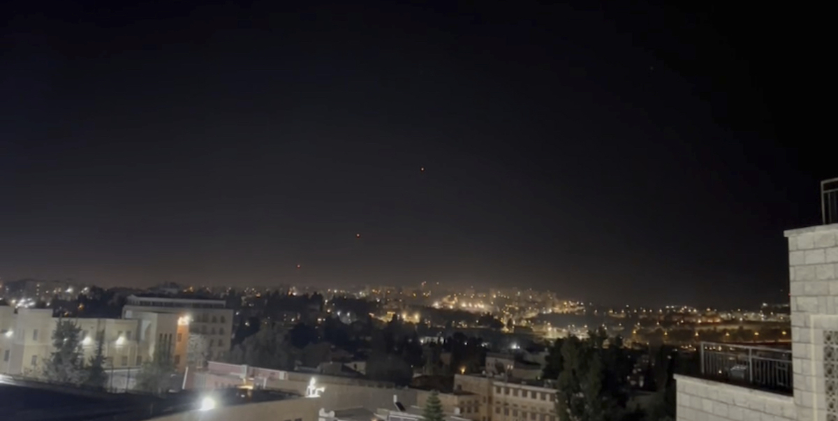 Missili della contraerea israeliana (i piccoli puntini nel cielo) sopra Gerusalemme nella notte tra il 13 e il 14 aprile 2024