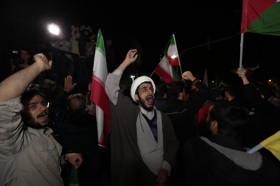 Persone iraniane festeggiano l'attacco contro Israele, a Teheran (AP Photo/Vahid Salemi)