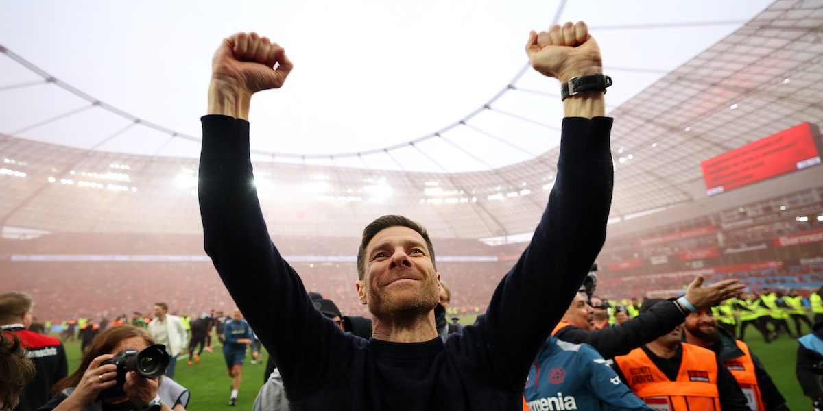 L'allenatore Xabi Alonso festeggia rivolgendosi ai tifosi (Lars Baron/Getty Images)