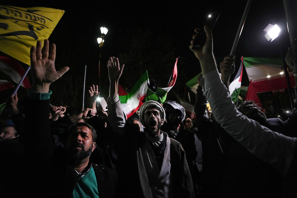 Una manifestazione anti israeliana davanti all'ambasciata britannica a Teheran, in Iran 