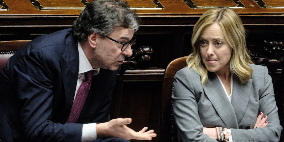 Foto di Giorgetti e Meloni che parlano