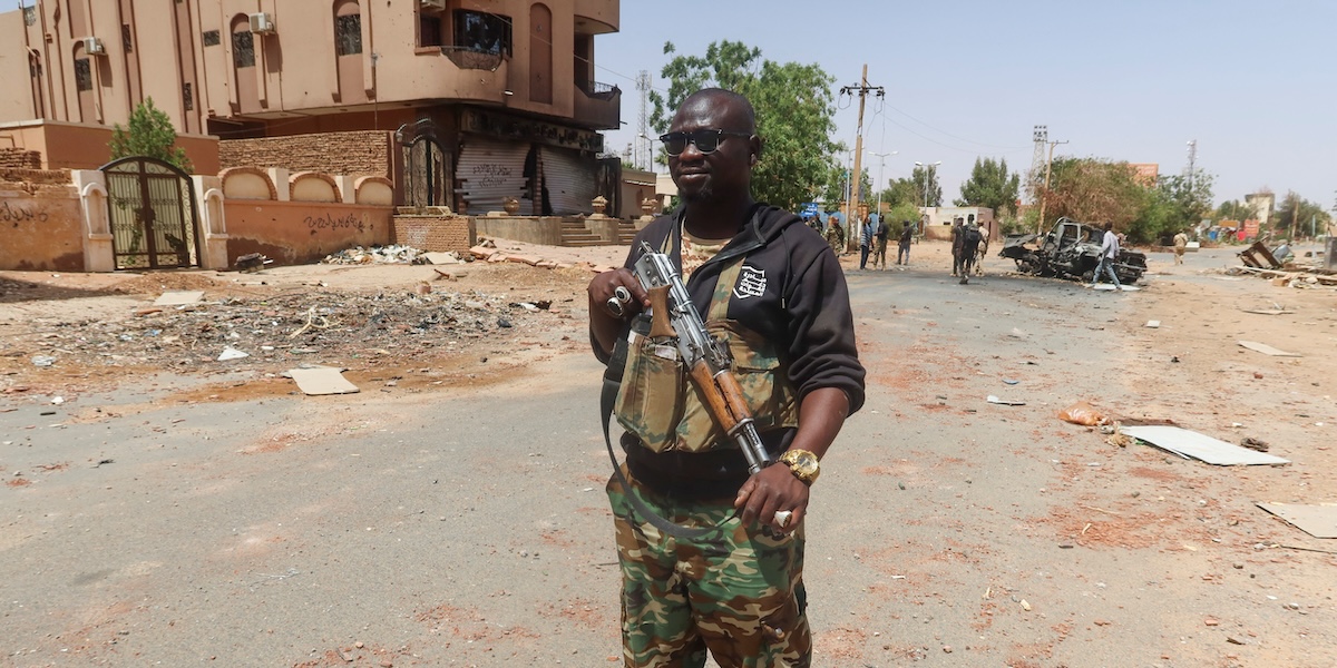 Un soldato dell'esercito regolare a Omdurman (REUTERS/El Tayeb Siddig)