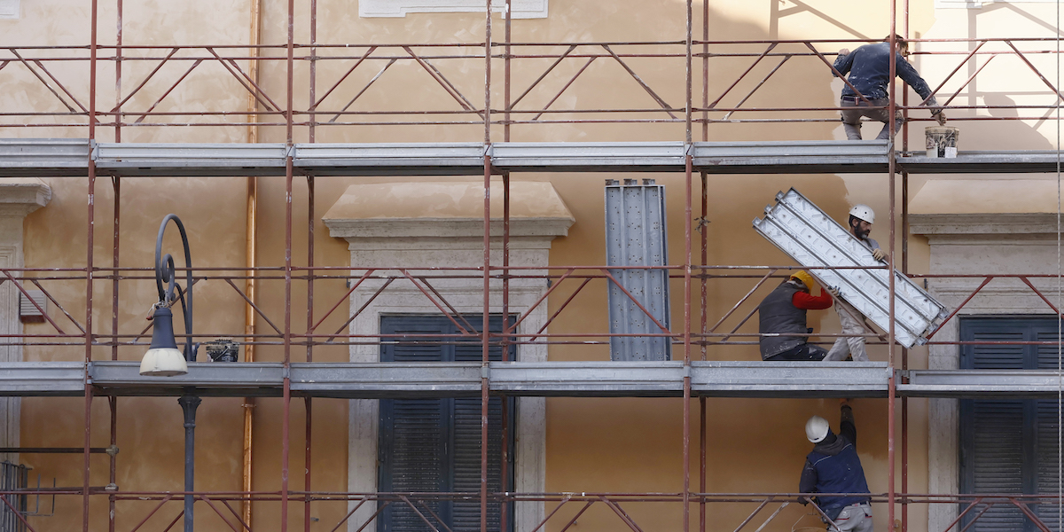 Operai su un ponteggio a piazza Venezia, in centro a Roma (Cecilia Fabiano/LaPresse) 
