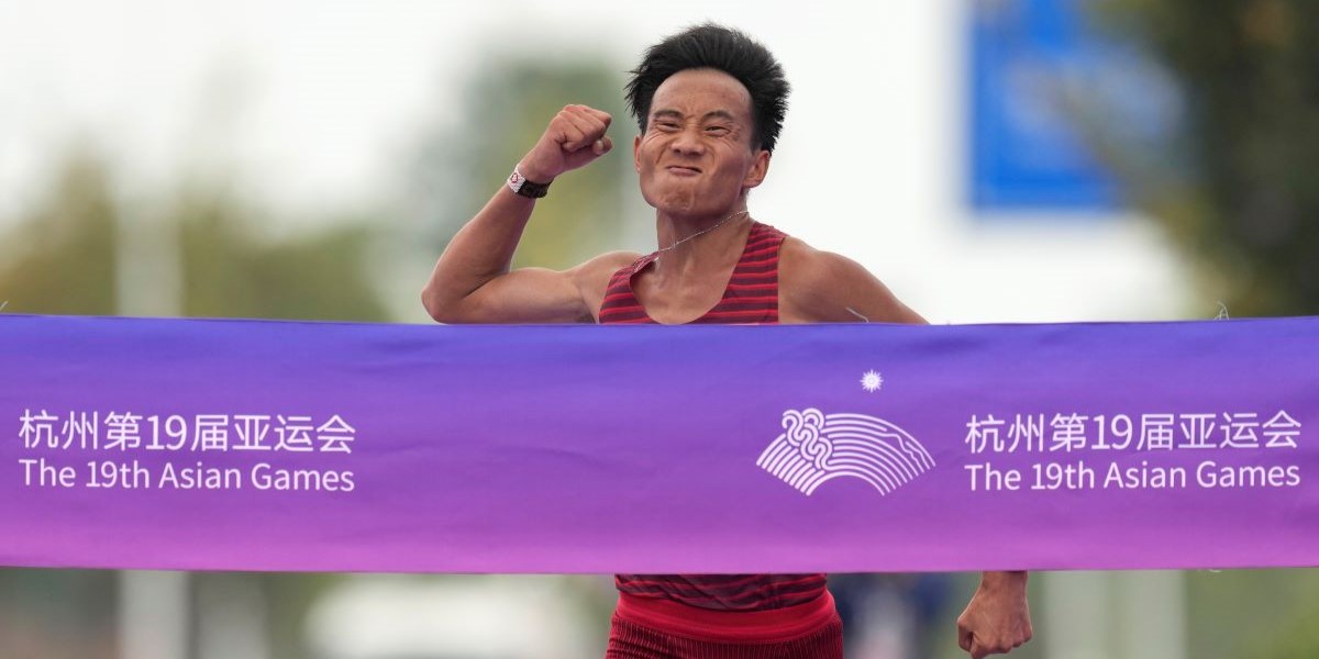 He Jie all'arrivo della maratona nei Giochi Asiatici del 2023 (AP Photo/Lee Jin-man)