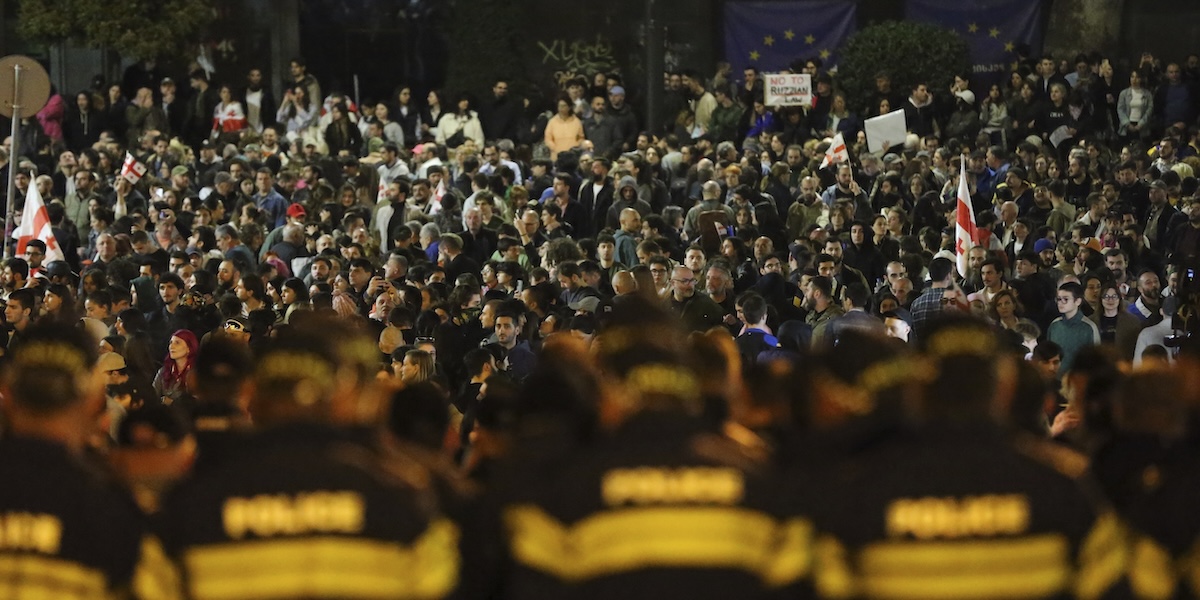 Le proteste fuori dal parlamento georgiano (AP Photo/Zurab Tsertsvadze)