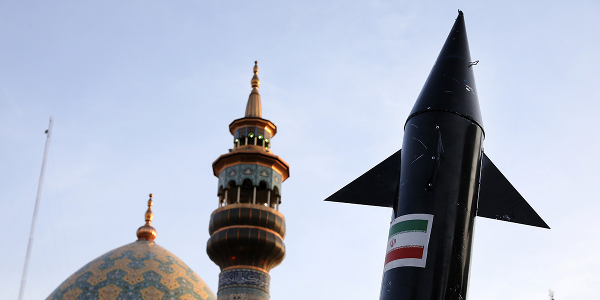 Un modello di un missile trasportato da manifestanti iraniani per un raduno anti-israeliano a Teheran, Iran (AP Photo/Vahid Salemi)