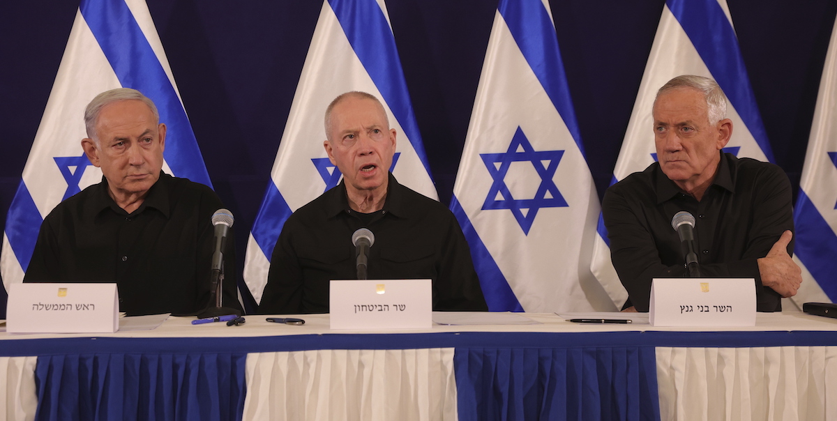 Benjamin Netanyahu, Yoav Gallant e Benny Gantz durante una conferenza stampa il 28 ottobre 2023