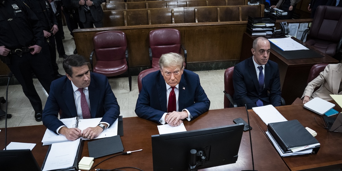 Donald Trump nell'aula di Manhattan (Jabin Botsford/Pool Photo via AP)
